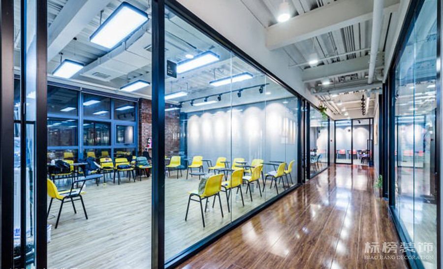 在深圳辦公室裝修中隔斷分為幾種呢，分別有什么特點(diǎn)呢？